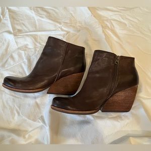 Size 10 Kirk-Ease brown booties